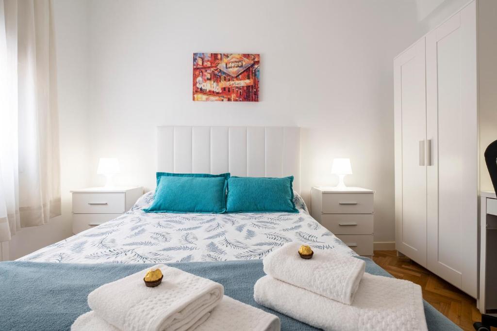 um quarto com uma cama com duas toalhas em Madrid center room private 7 minutes or 4 metro stops em Madrid