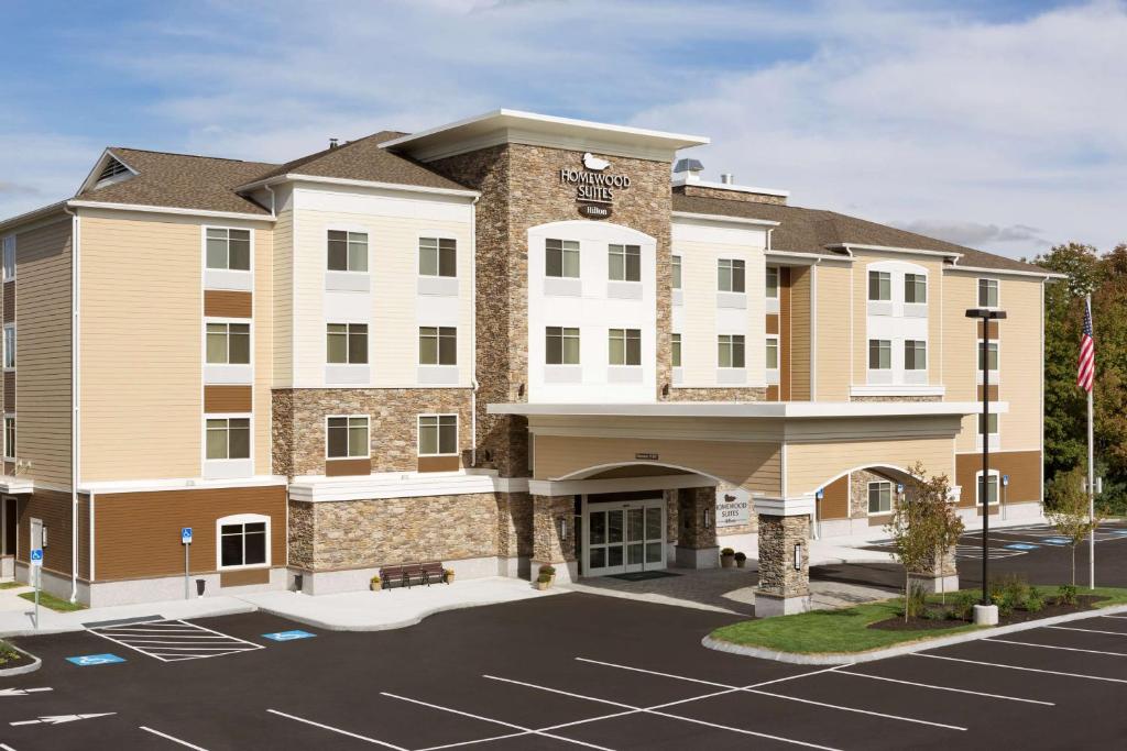 eine Einrichtung an der Vorderseite eines Hotels mit einem Parkplatz in der Unterkunft Homewood Suites By Hilton Augusta in Augusta