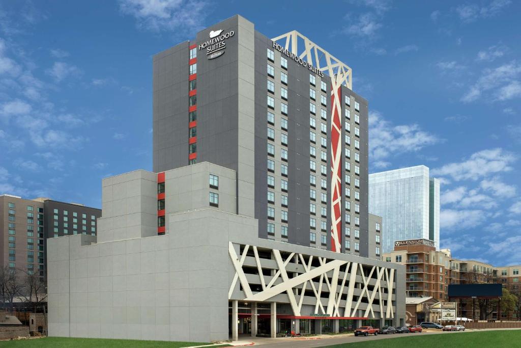 un edificio alto con un cartel encima en Homewood Suites by Hilton Austin Downtown, en Austin