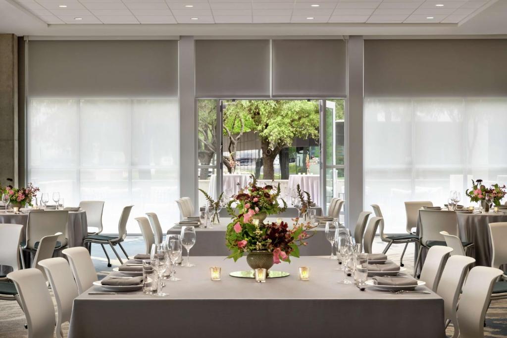 Veitingastaður eða matsölustaður á Hilton Garden Inn Austin North-Near the Domain, TX