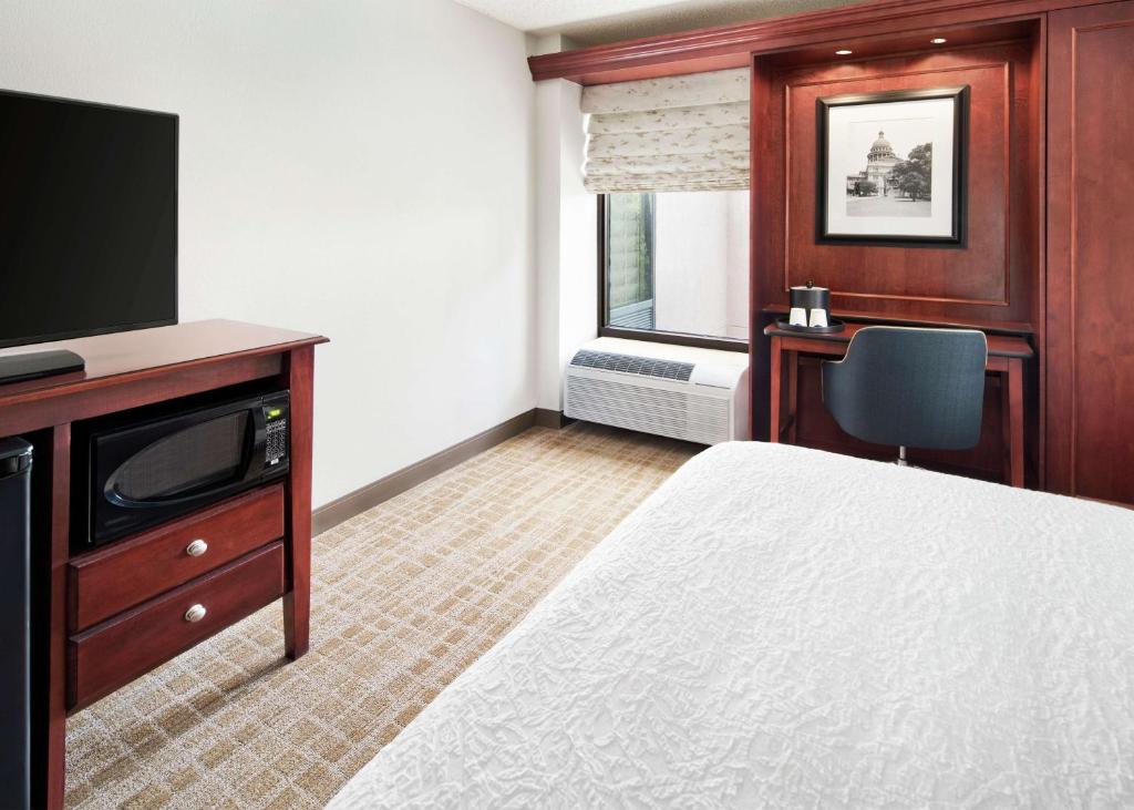 Hampton Inn Austin North - Habitación Queen Con Bañera - Movilidad / Oído Accesible / No Fumadores