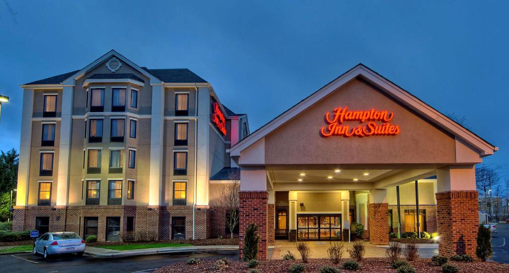 a hampton inn suites niagara on the lake building at Hampton Inn and Suites Asheville Airport in Fletcher