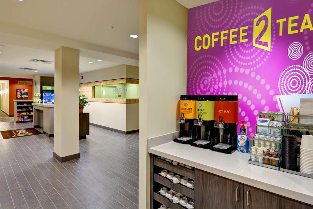 Příslušenství pro přípravu čaje a kávy v ubytování Home2 Suites By Hilton Dickson City Scranton