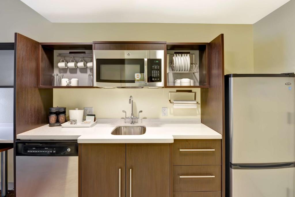 Kuchyň nebo kuchyňský kout v ubytování Home2 Suites By Hilton Dickson City Scranton
