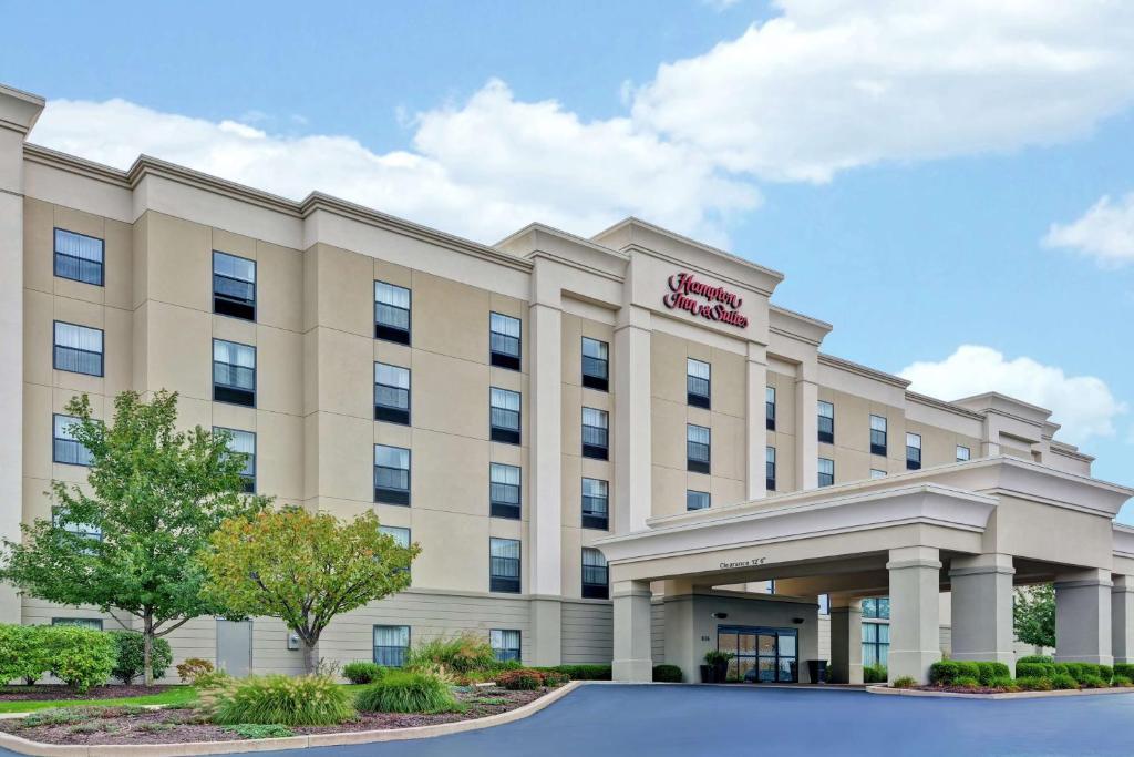 eine Darstellung eines Hotelgebäudes in der Unterkunft Hampton Inn & Suites Wilkes-Barre in Wilkes-Barre