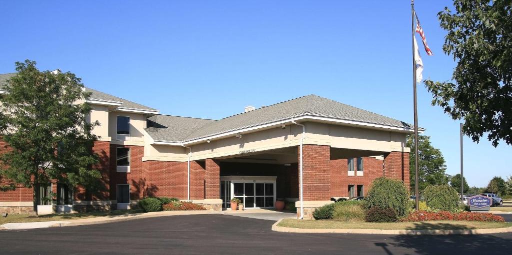 un edificio de ladrillo con una bandera delante de él en Hampton Inn & Suites Newtown en Yardley