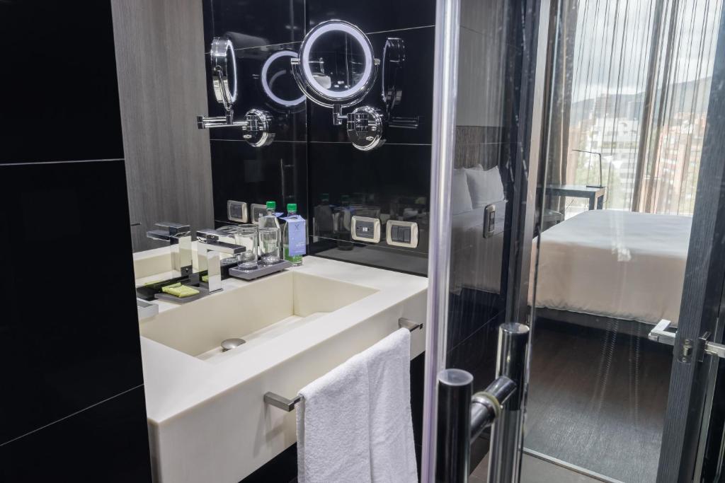 Postel nebo postele na pokoji v ubytování GHL Bioxury Hotel