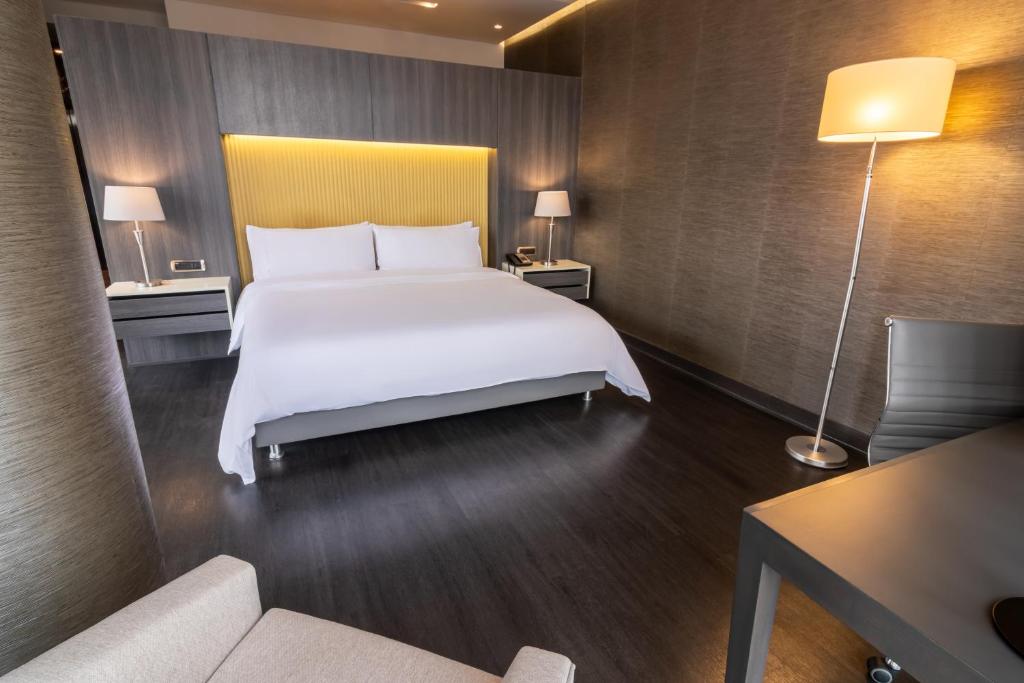 Postel nebo postele na pokoji v ubytování GHL Bioxury Hotel