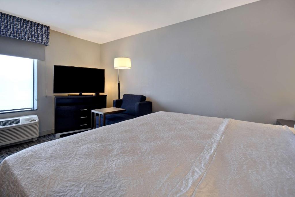 Hampton Inn & Suites Columbia South Fort Meade Area - King Room - Non-Smoking
