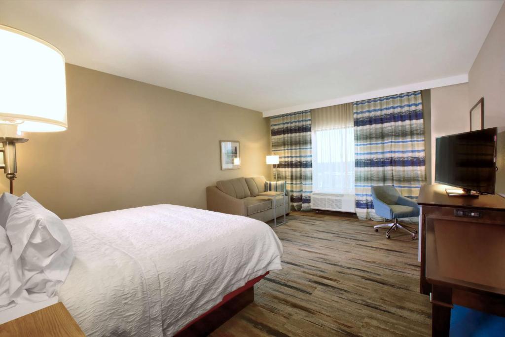 Hampton Inn & Suites By Hilton Baltimore/Aberdeen, Md - King Room With Sofa Bed - Non-Smoking