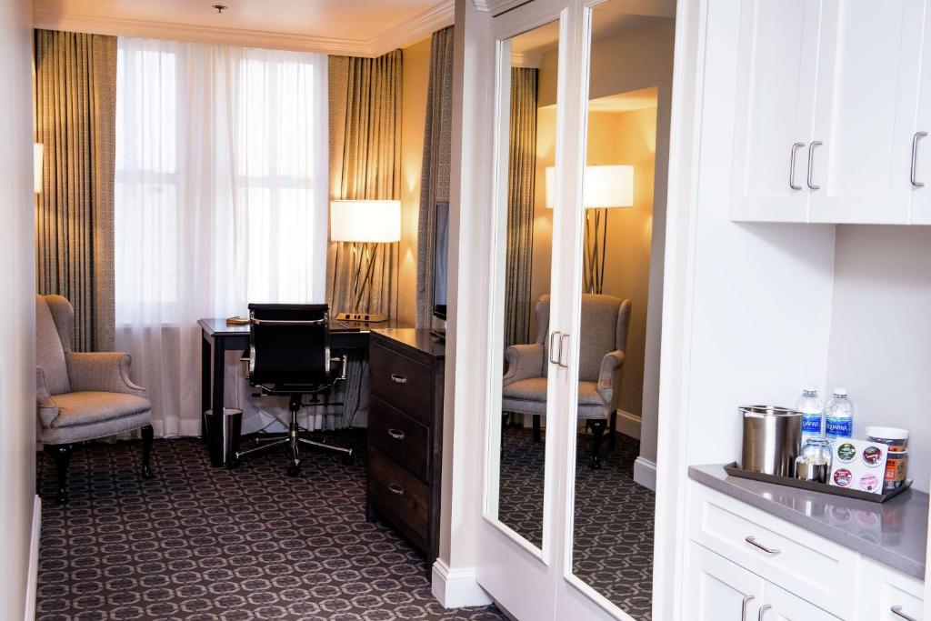 Redmont Hotel Birmingham - Curio Collection by Hilton - 