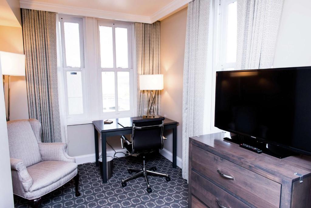 Redmont Hotel Birmingham - Curio Collection by Hilton - One-Bedroom King Suite