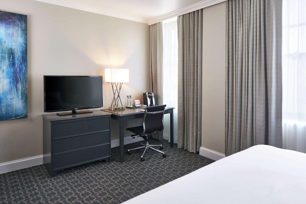 Redmont Hotel Birmingham - Curio Collection by Hilton - King Room