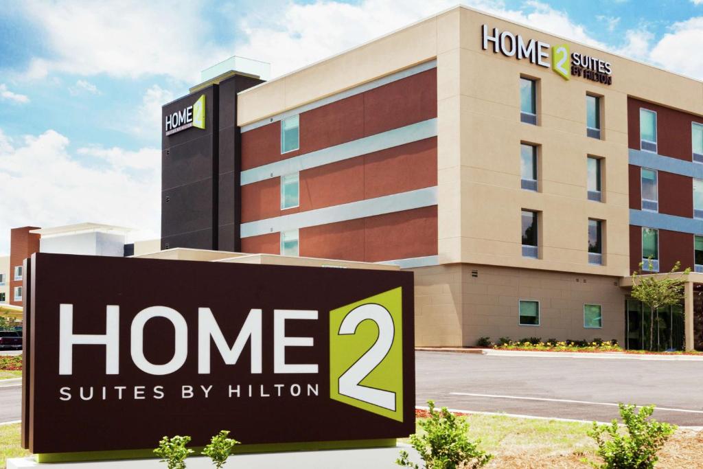 una señal de hotel frente a un edificio en Home2 Suites By Hilton Birmingham Colonnade en Birmingham