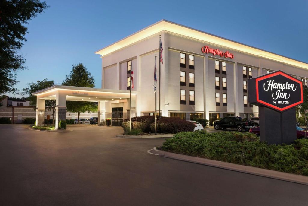 un hotel con un cartel frente a un edificio en Hampton Inn Birmingham-Trussville, en Trussville