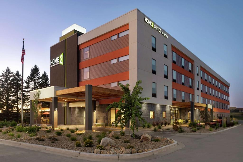 eine Darstellung der Vorderseite eines Hotels in der Unterkunft Home2 Suites By Hilton Bismarck in Bismarck