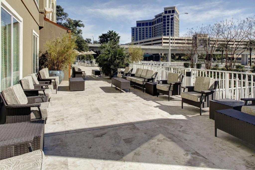 Posezení v ubytování DoubleTree by Hilton Biloxi