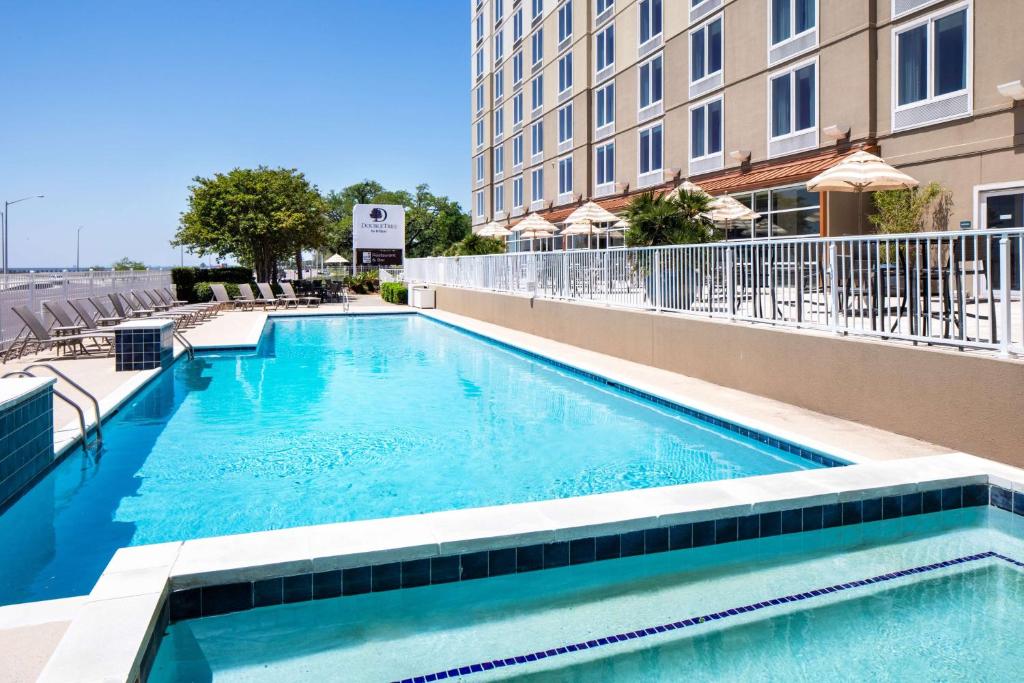 Bazén v ubytování DoubleTree by Hilton Biloxi nebo v jeho okolí