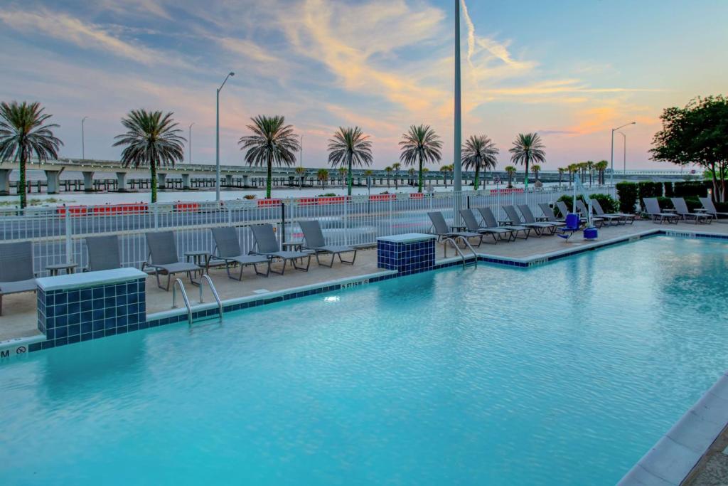 Bazén v ubytování DoubleTree by Hilton Biloxi nebo v jeho okolí
