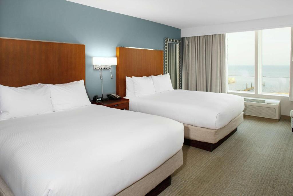 Postel nebo postele na pokoji v ubytování DoubleTree by Hilton Biloxi