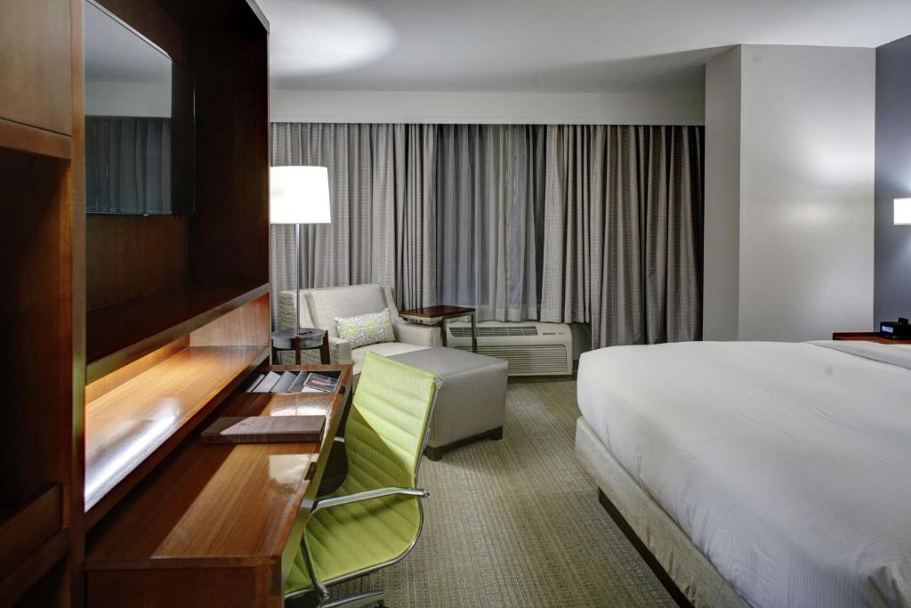 Postel nebo postele na pokoji v ubytování DoubleTree by Hilton Biloxi
