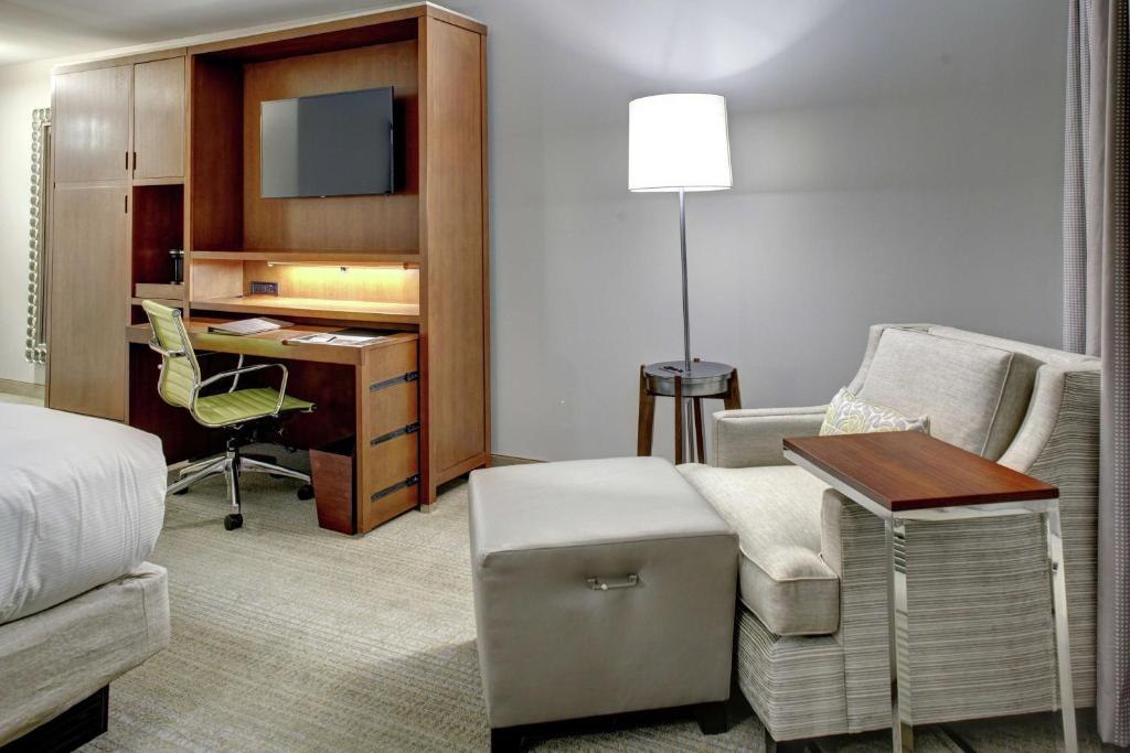 Postel nebo postele na pokoji v ubytování DoubleTree by Hilton Biloxi