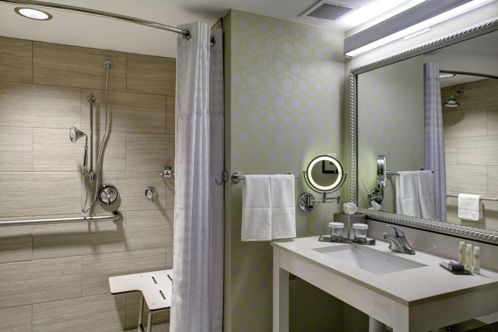 Koupelna v ubytování DoubleTree by Hilton Biloxi