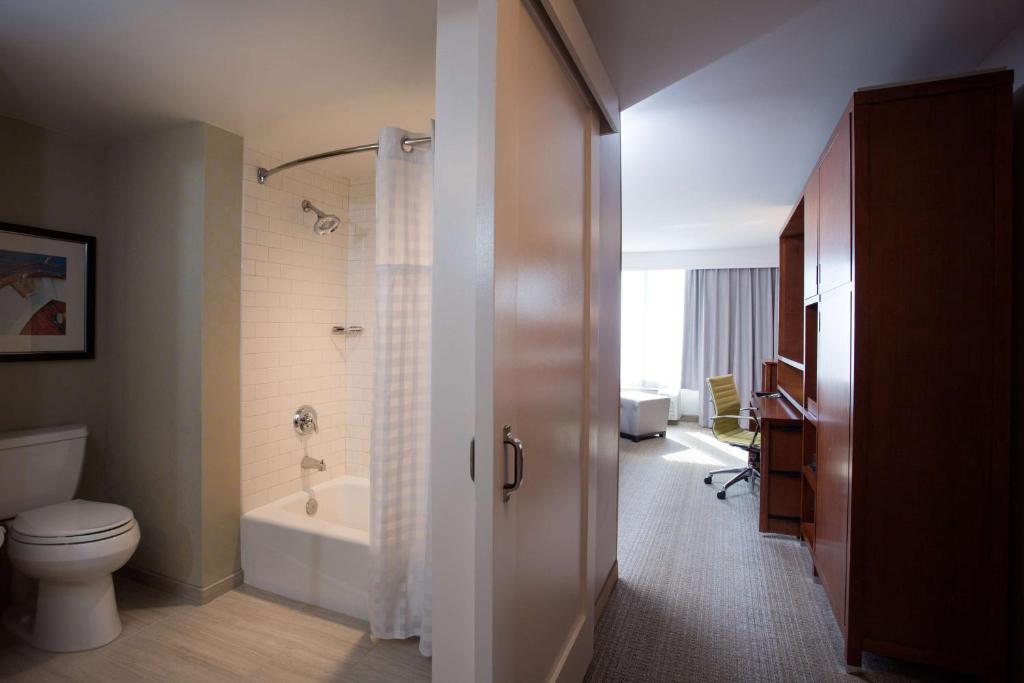 Koupelna v ubytování DoubleTree by Hilton Biloxi
