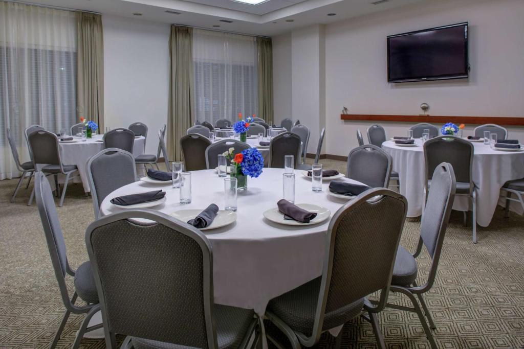 TV a/nebo společenská místnost v ubytování DoubleTree by Hilton Biloxi