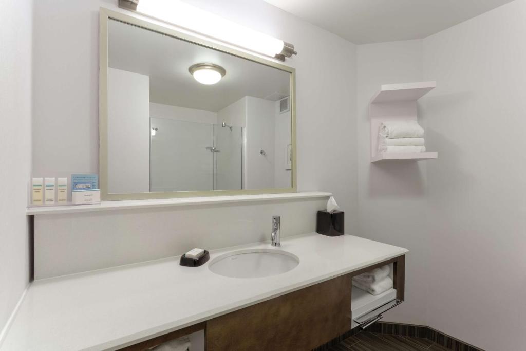 Hampton Inn Bloomington photo