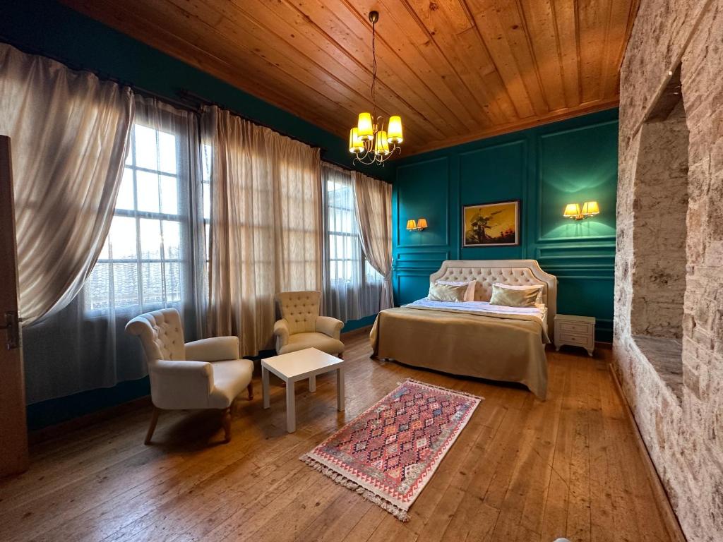 安塔利亞的住宿－Grace Lounge Suite，卧室拥有蓝色的墙壁,配有一张床和椅子