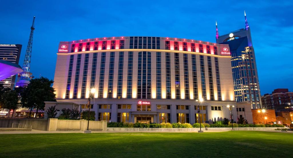 ein großes Gebäude mit roten Lichtern darüber in der Unterkunft Hilton Nashville Downtown in Nashville