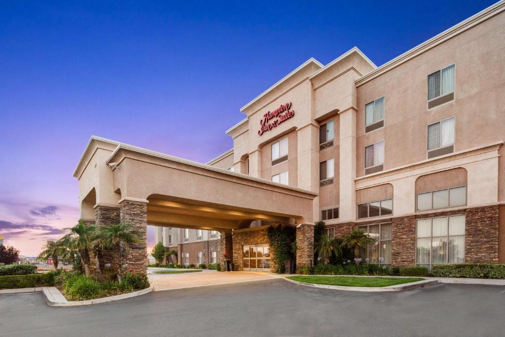 una representación del frente de un hotel en Hampton Inn &amp; Suites Banning&#47;Beaumont, en Banning
