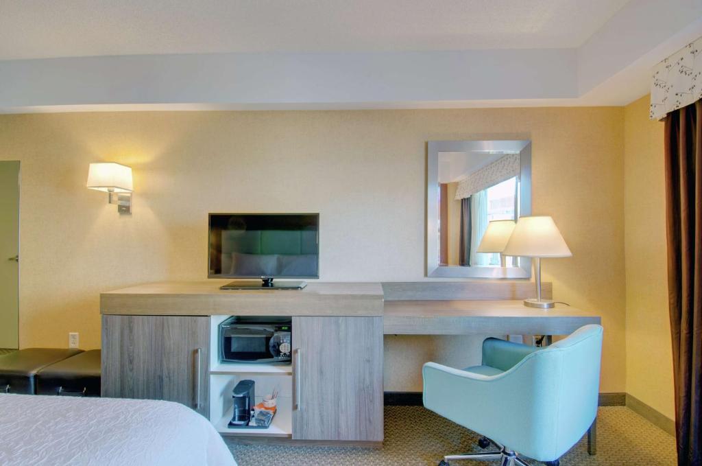 Hampton Inn & Suites Boston Crosstown Center - King Room - Non-Smoking
