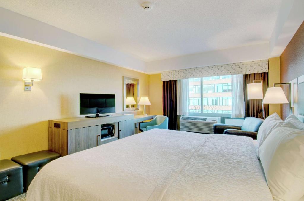 Hampton Inn & Suites Boston Crosstown Center - 