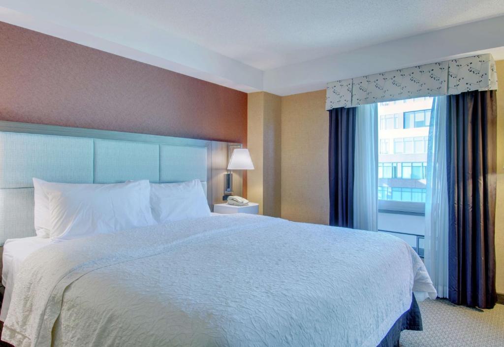 Hampton Inn & Suites Boston Crosstown Center photo