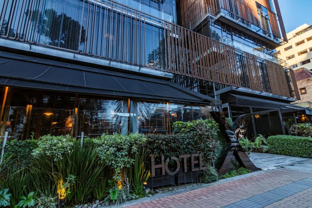 un hotel con un cartel frente a un edificio en GHL Hotel Bioxury en Bogotá