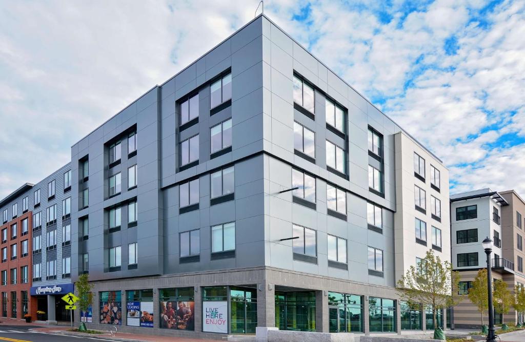 un edificio de oficinas con un edificio gris en Hampton Inn Salem, Ma, en Salem