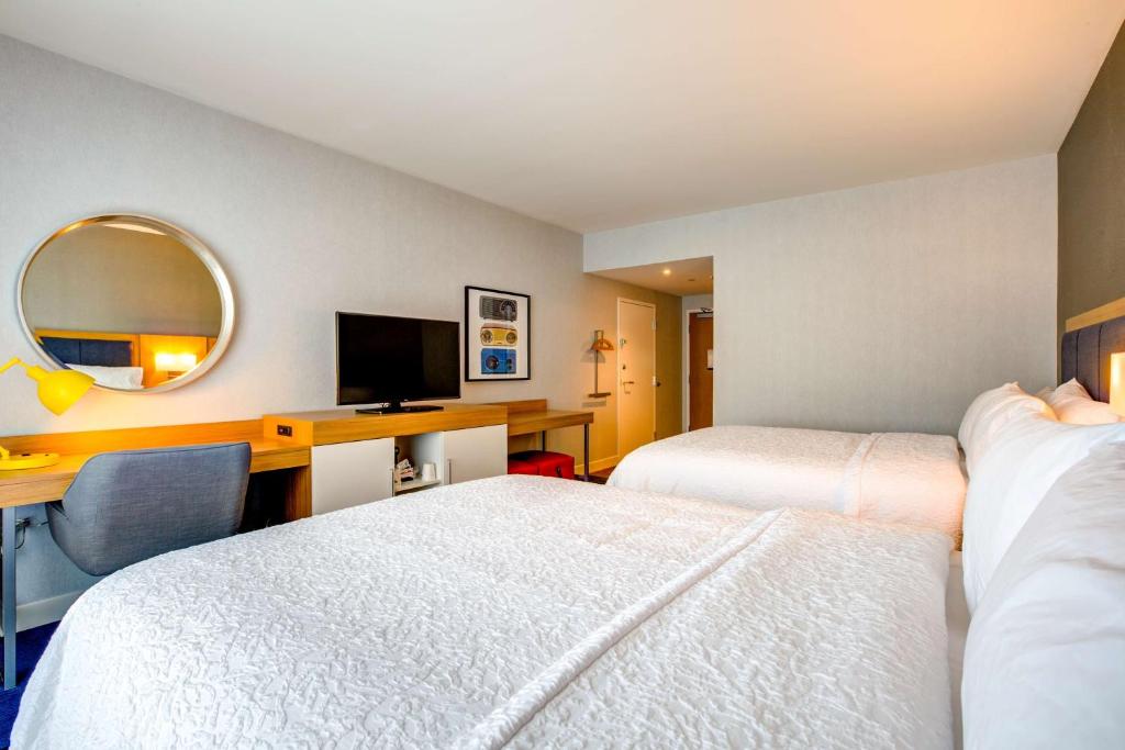 Hampton Inn & Suites Boston/Waltham - Habitación Con 2 Camas Grandes - No Fumadores