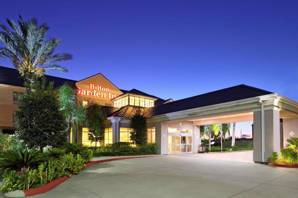 un hotel con un cartel que lee hilton garden inn en Hilton Garden Inn Beaumont, en Beaumont