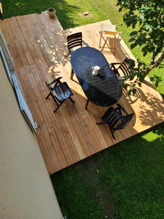 an overhead view of a table and chairs on a wooden deck at L'entre-deux in Périgueux