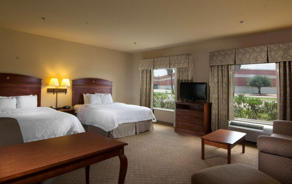 Hampton Inn and Suites-Brownsville - Reina Suite