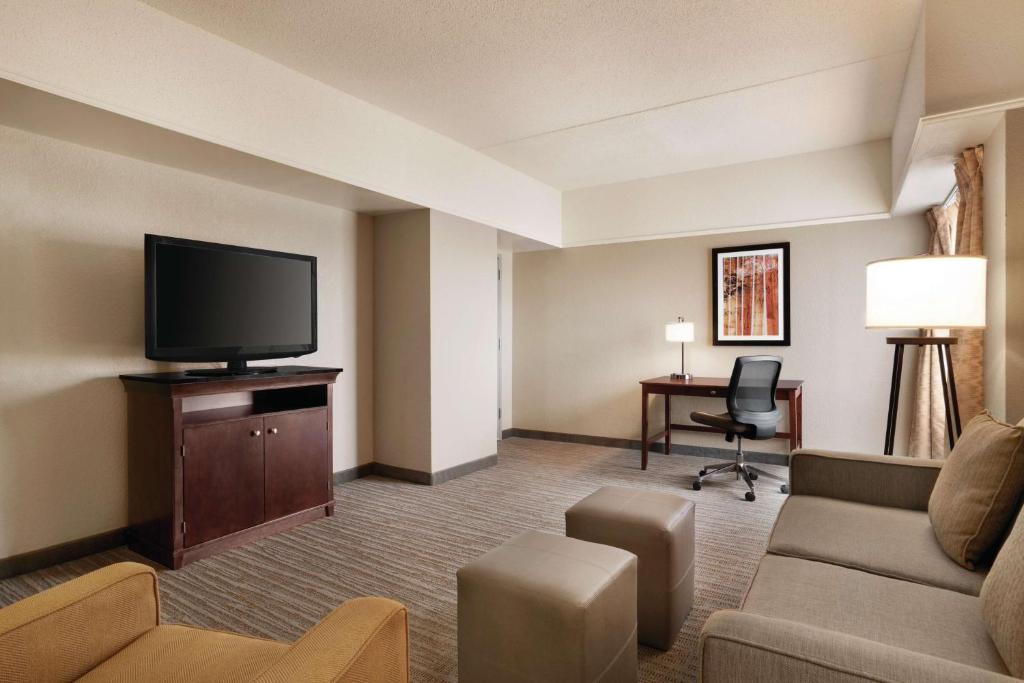 Embassy Suites Brunswick - King Corner Suite Van Twee Kamers