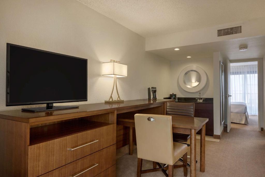 Embassy Suites Baton Rouge - King Suite