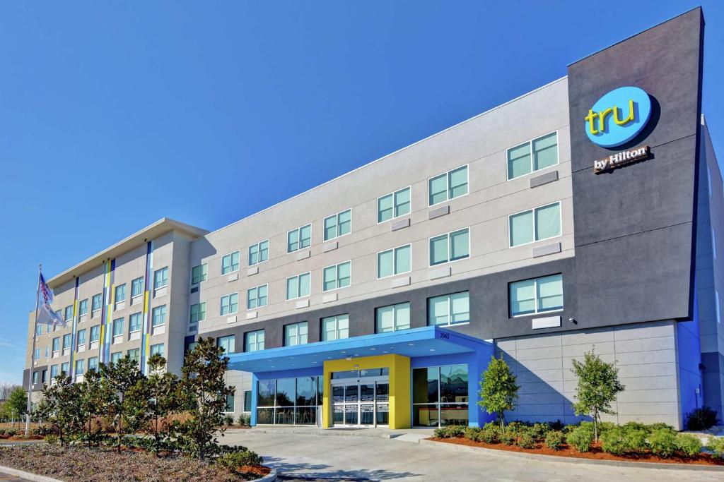 an office building with a sign on it at Tru By Hilton Baton Rouge Citiplace in Baton Rouge