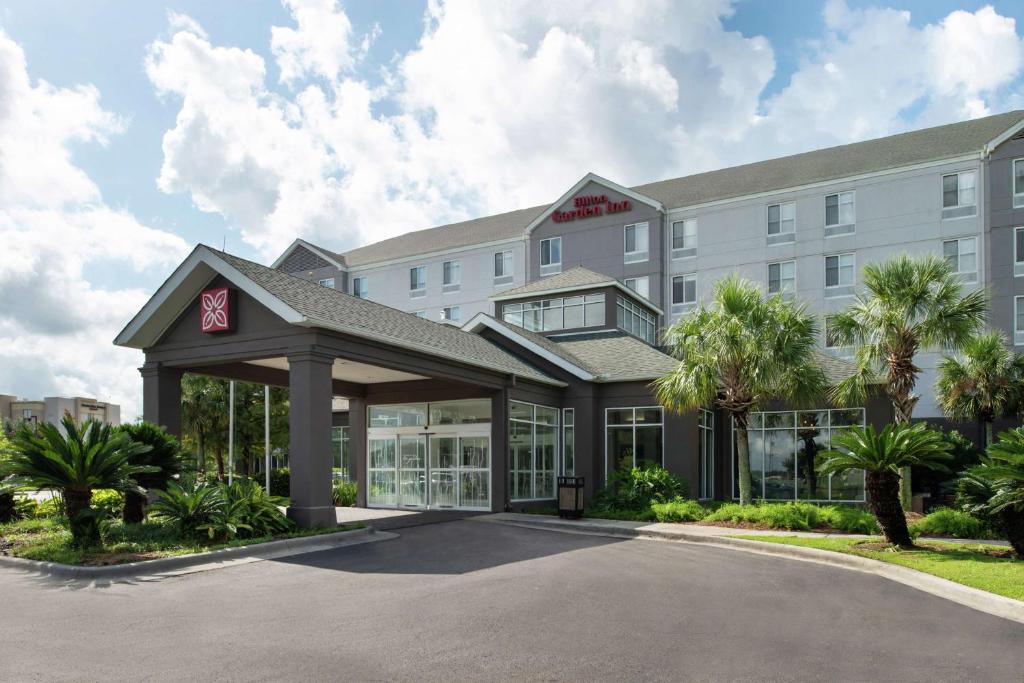 una representación de la parte delantera de un hotel con aparcamiento en Hilton Garden Inn Baton Rouge Airport, en Baton Rouge