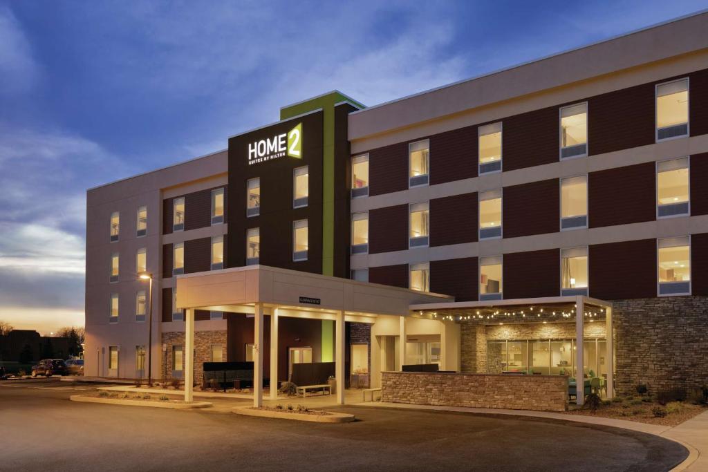 um hotel com uma placa na frente em Home2 Suites By Hilton Williamsville Buffalo Airport em Williamsville