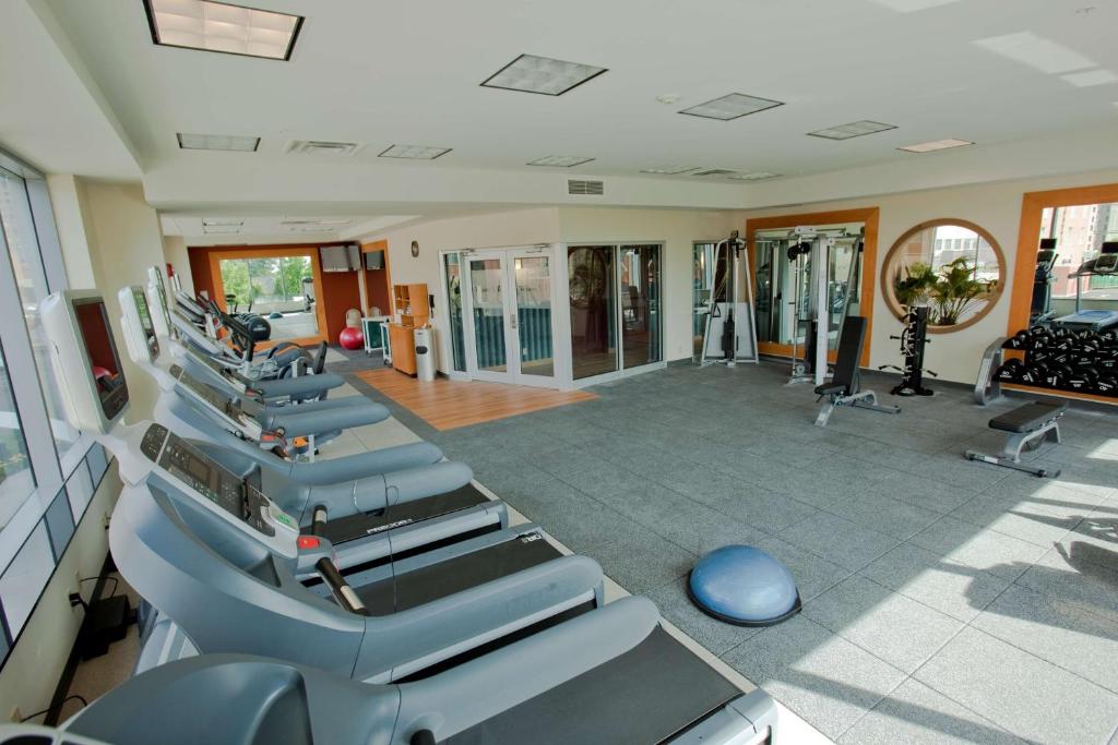 Fitness centrum a/nebo fitness zařízení v ubytování Embassy Suites Buffalo
