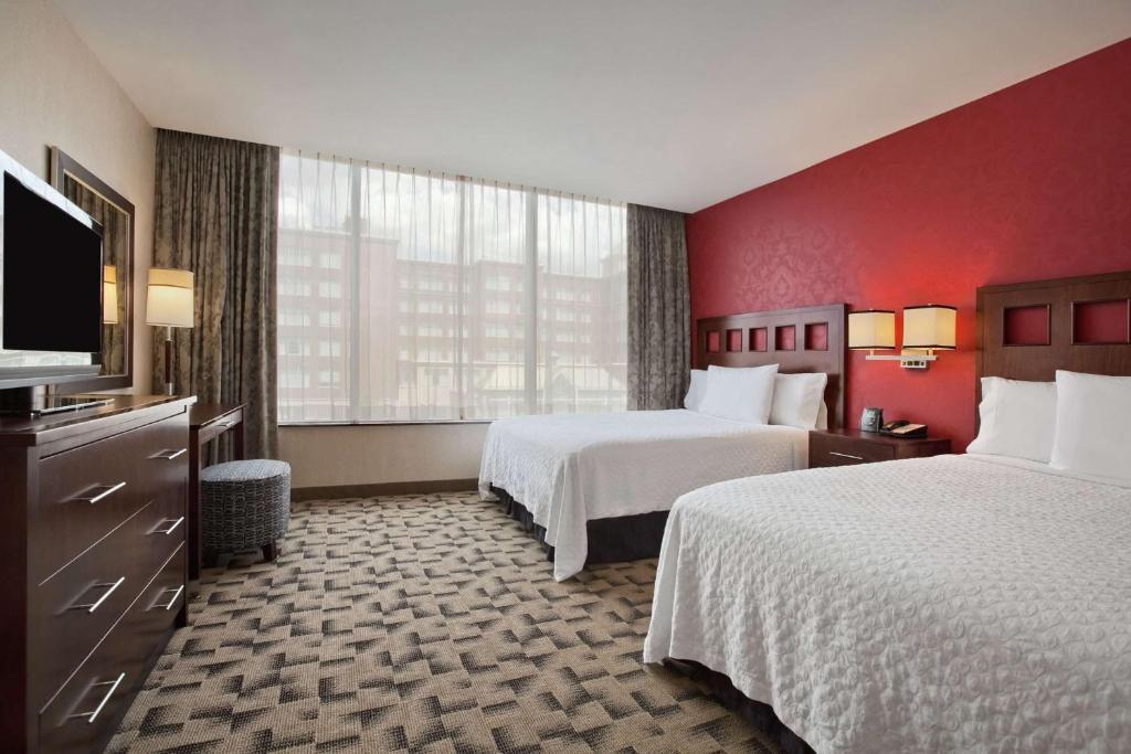 Postel nebo postele na pokoji v ubytování Embassy Suites Buffalo