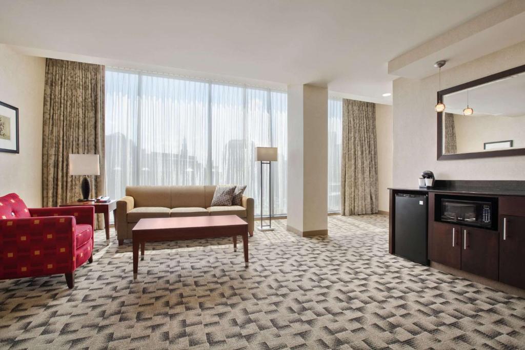 Posezení v ubytování Embassy Suites Buffalo